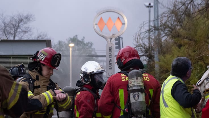 Emergencia en Metro de Santiago deja a tres funcionarios con afectación respiratoria tras incendio en vagón