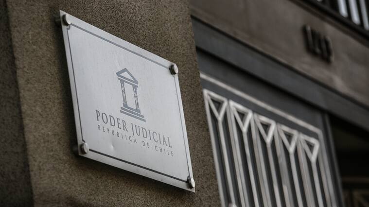 3 de MARZO de 2022/ SANTIAGO Prensa en el edificio del Poder judicial ubicado en Compañía con Morandé esperando al General Ricardo Martínez en el caso de Fraude en el Ejército
FOTO: DIEGO MARTIN/AGENCIAUNO