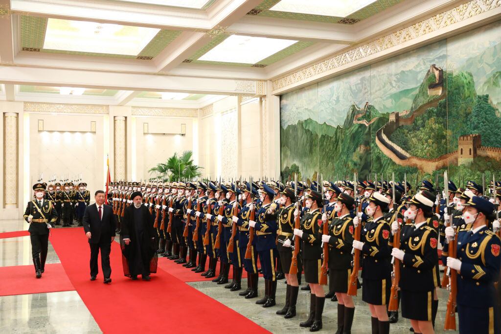 El presidente de Irán, Ebrahim Raisi, recibido por el mandatario de China, Xi Jinping