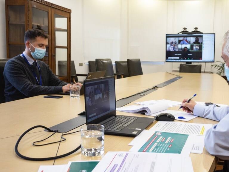 Ministro Paris se reúne con alcaldes de RM por stock de vacunas