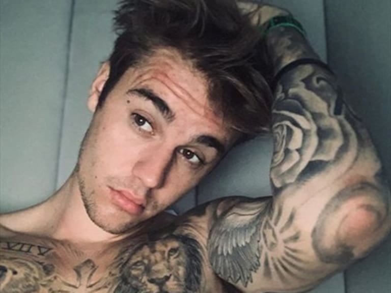 Justin Bieber hizo una «visita guiada» por su cuerpo para mostrar sus tatuajes