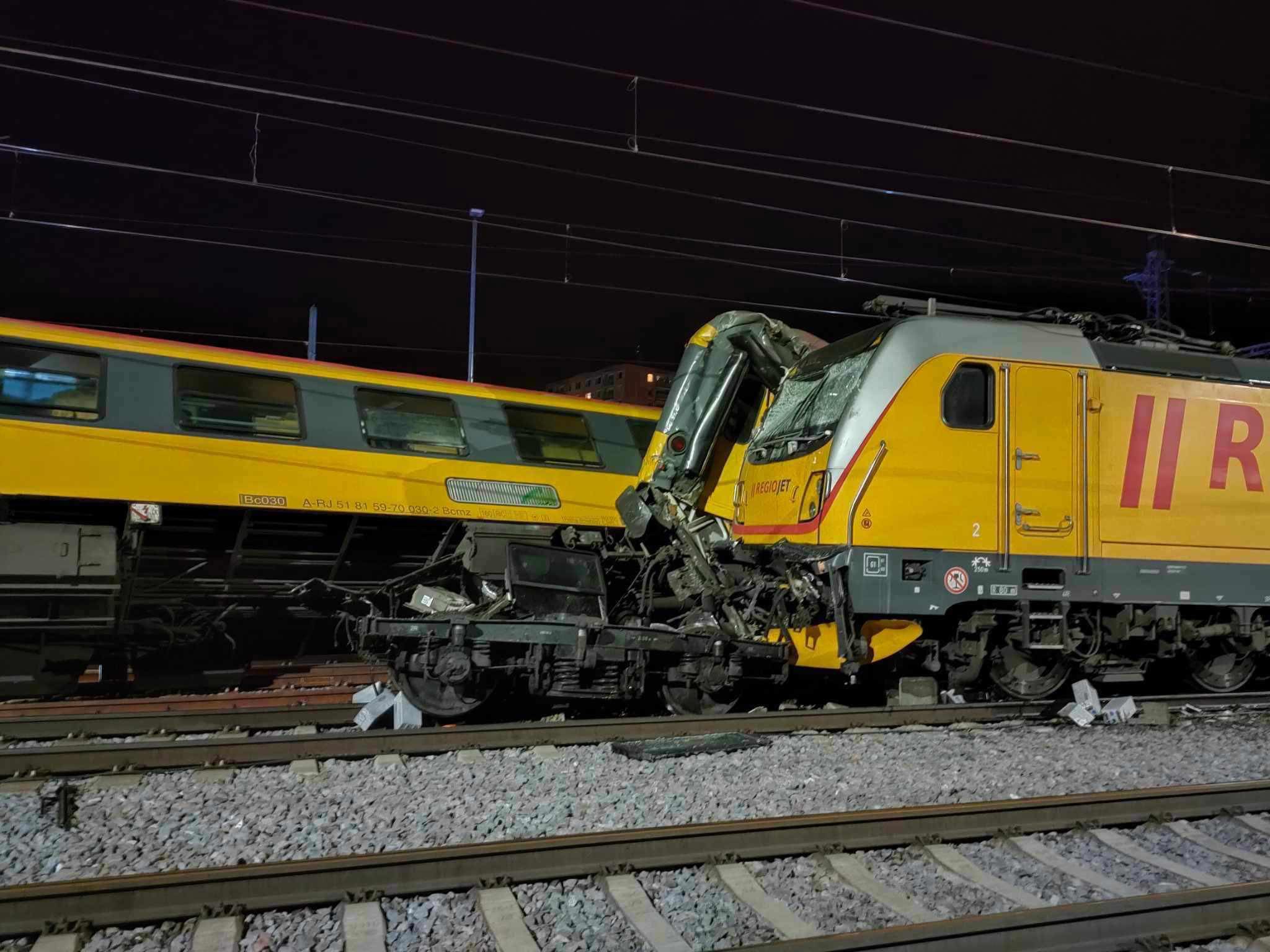 Los vagones descarrilados tras el choque de un tren de pasajeros con uno de carga en la ciudad de Pardubice en la República Checa.