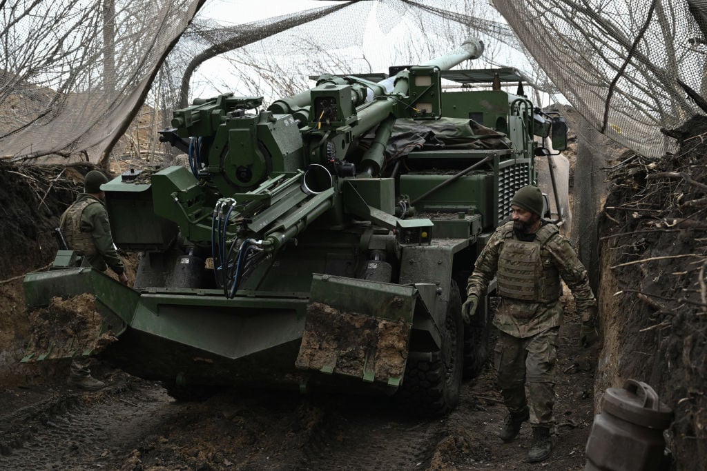 Artilleros de una brigada del ejército de Ucrania alistan los cañones en el campo de batalla en la región de Donetsk