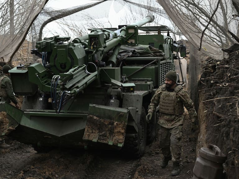 Artilleros de una brigada del ejército de Ucrania alistan los cañones en el campo de batalla en la región de Donetsk