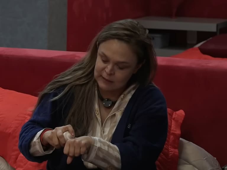 “Hago pipí y comienzo a ponérmelo en la cara”: conocida actriz revela peculiar secreto de belleza