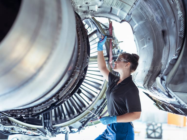 ¿Sueñas con trabajar con aviones? Un acuerdo podría cambiar el futuro del mercado aeronáutico en Chile
