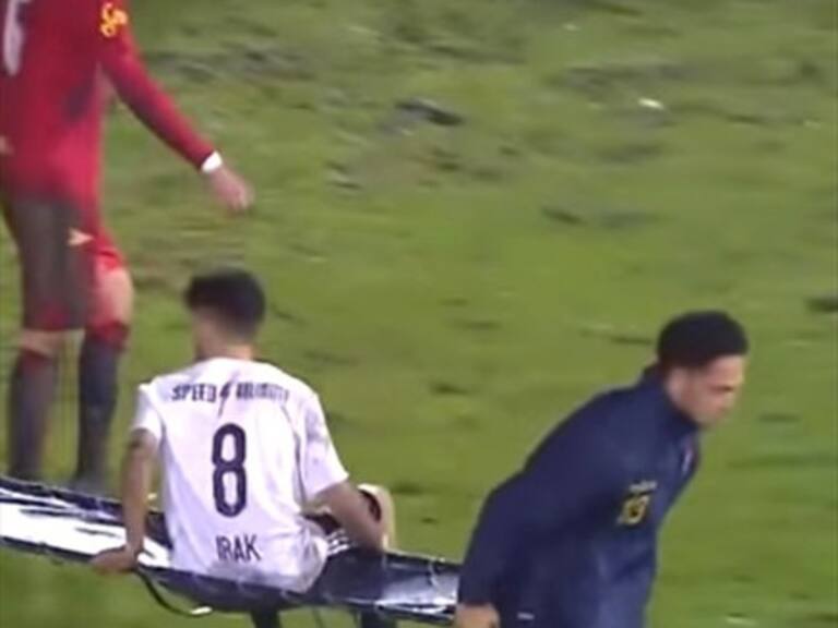Un camillero inexperto se cayó y jugador lesionado terminó en el suelo