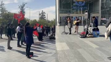 Con música en vivo de fondo: militantes del Partido Comunista acuden nuevamente al Centro de Justicia para apoyar a Daniel Jadue