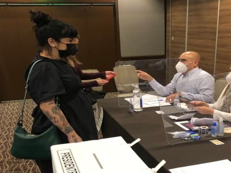 Elecciones 2021 desde México: Mon Laferte se fotografió votando y Francisco Durán fue vocal de mesa