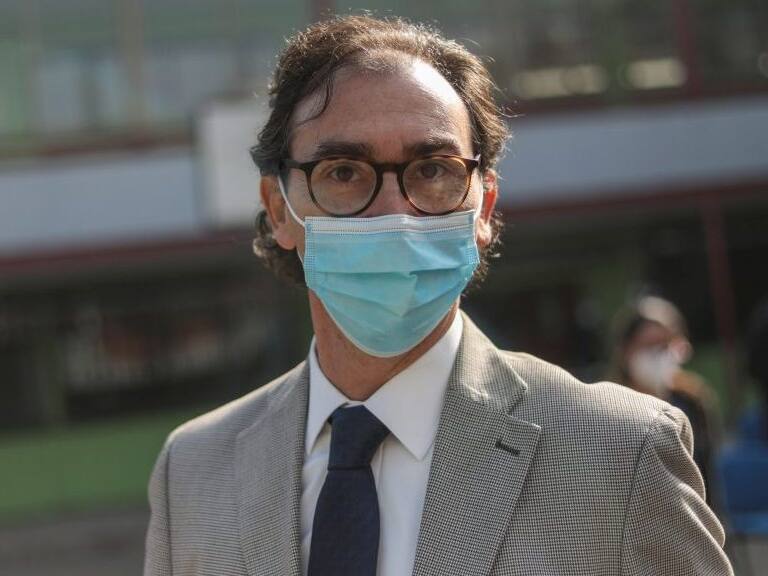 5 de agosto del 2021/SANTIAGORaul Figueroa, ministro de Educacion, durante el acompañarán a los estudiantes y profesores del Colegio Providencia para hacer una Búsqueda Activa de Casos en el perímetro y revisar las medidas sanitarias y de aforo adoptadas.
FOTO: MINSAL/AGENCIAUNO