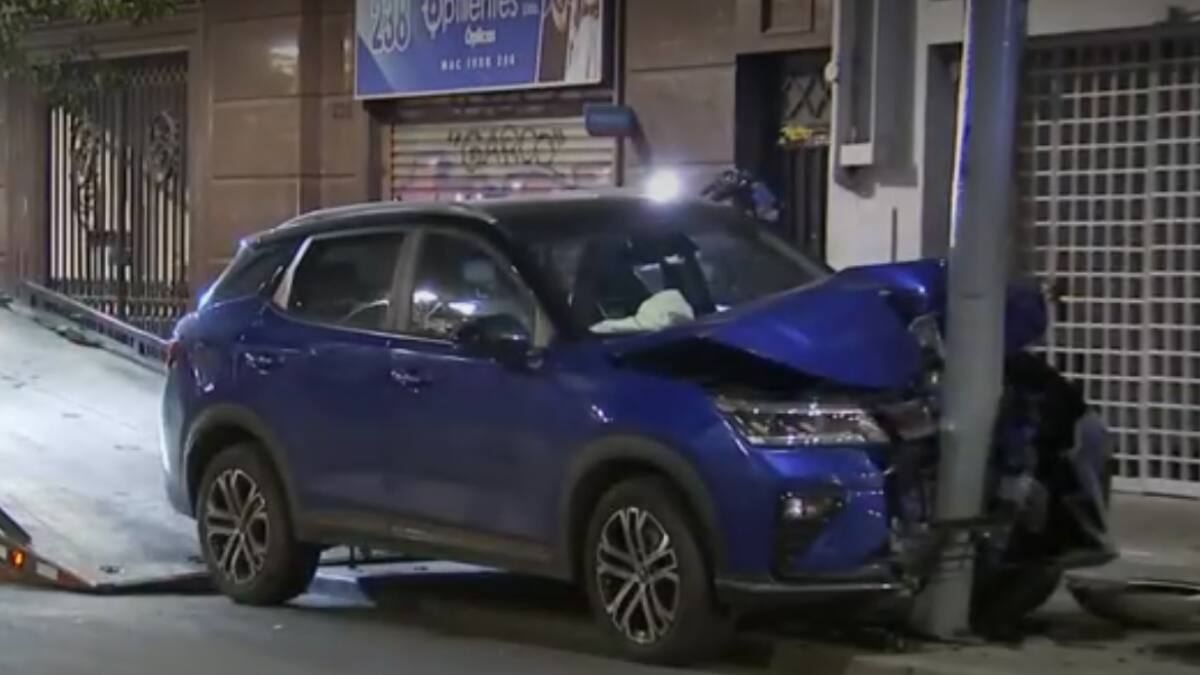 Detienen a conductor tras violento choque contra poste en Santiago Centro: estaba bajo los efectos del alcohol