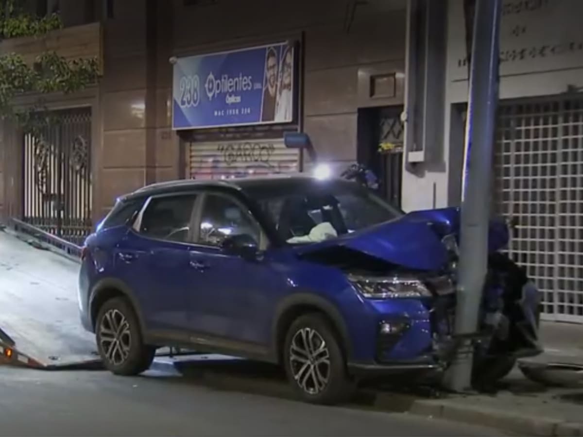 Detienen a conductor tras violento choque contra poste en Santiago Centro: estaba bajo los efectos del alcohol
