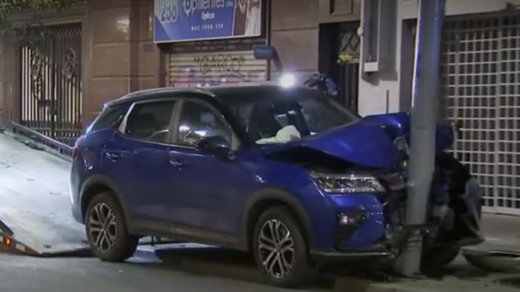 Detienen a conductor tras violento choque contra poste en Santiago Centro: estaba bajo los efectos del alcohol
