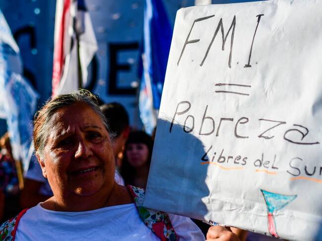 Manifestantes rechazan la deuda con el FMI en Buenos Aires