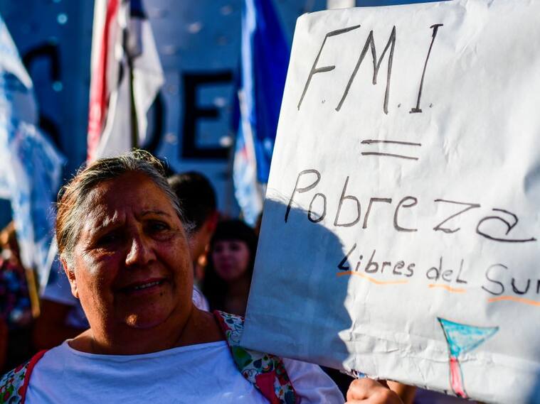 Manifestantes rechazan la deuda con el FMI en Buenos Aires