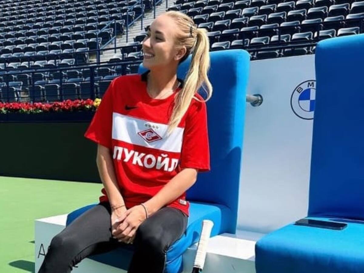 Polémica en el tenis femenino: critican a jugadora por usar camiseta de un equipo de fútbol ruso