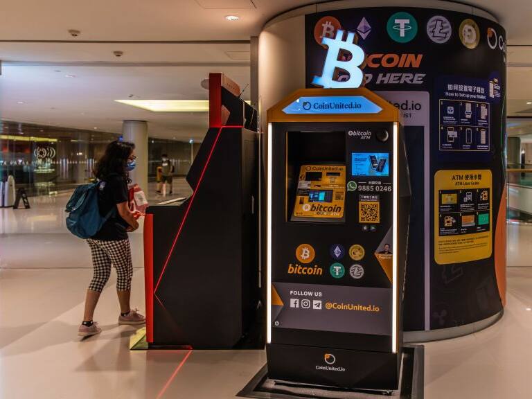 Un cajero de Bitcoin en un centro comercial de Hong Kong