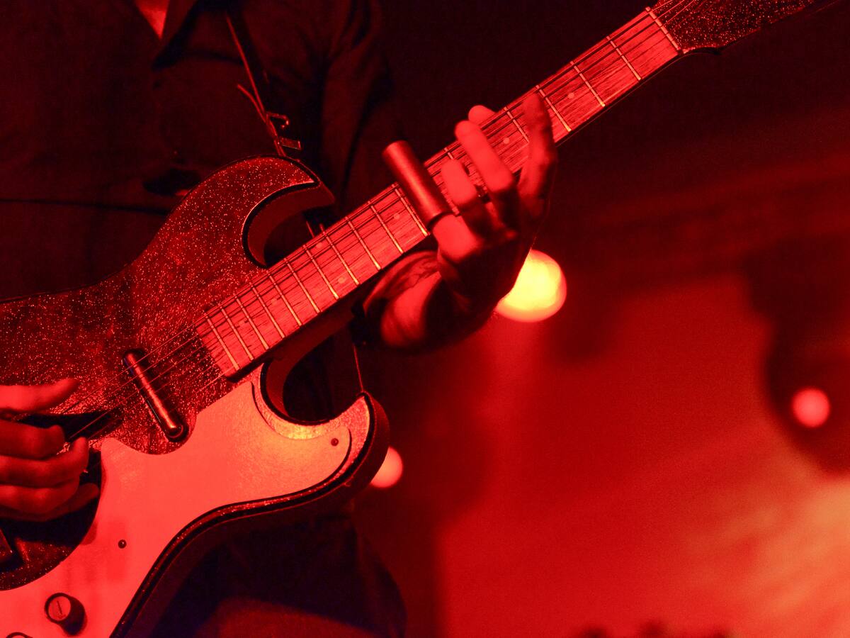 Vocalista de aclamada banda de rock confiesa potente infidelidad: “Me convertí en padre de una hija fuera de mi matrimonio”