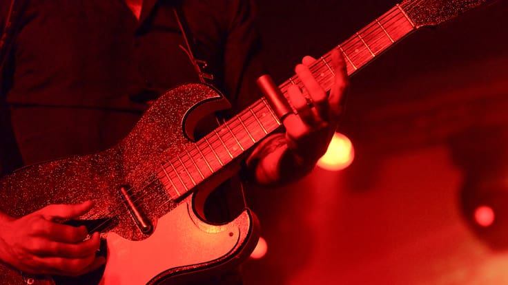 Vocalista de aclamada banda de rock confiesa potente infidelidad: “Me convertí en padre de una hija fuera de mi matrimonio”