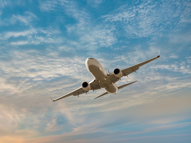 ¿Por qué casi todos los aviones comerciales se pintan de blanco? Hay más de una explicación