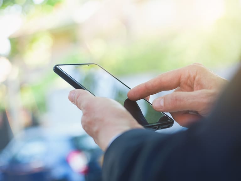 El Tinder del empleo: Aplicación conecta a quienes ofrecen y buscan trabajo