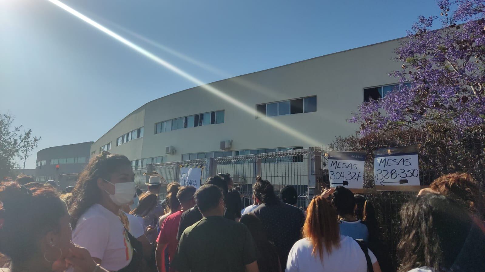 Elecciones 2021: aglomeraciones obligan a alargar horarios de mesas de votación en Santiago