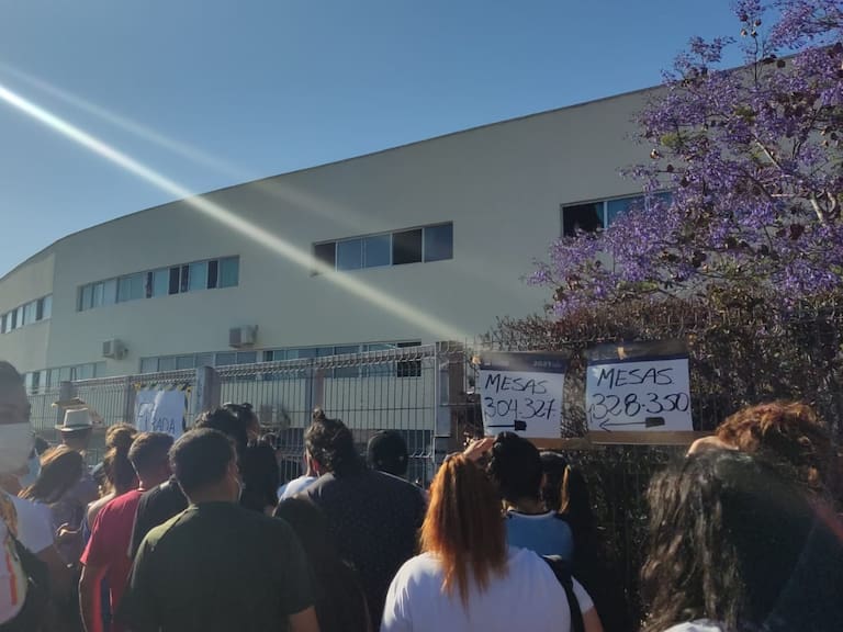 Elecciones 2021: aglomeraciones obligan a alargar horarios de mesas de votación en Santiago