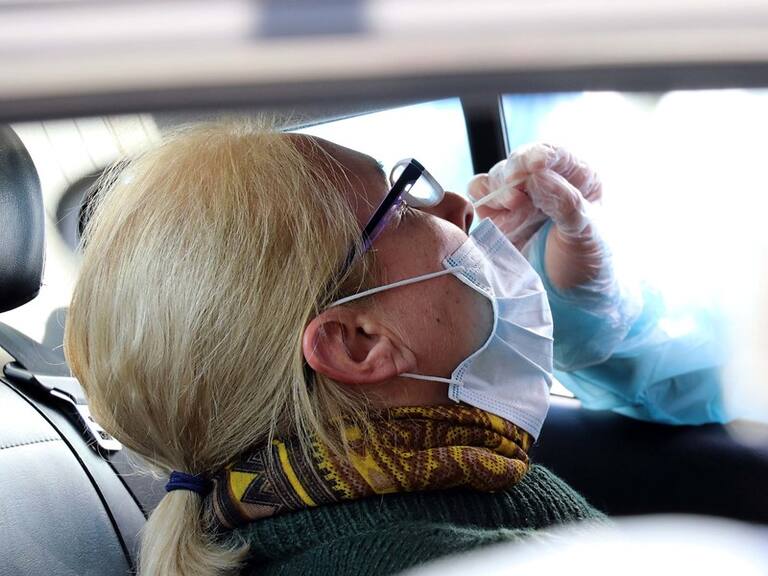 Estudio del Colegio Médico reveló que espera de resultados PCR es dos veces mayor en pacientes Fonasa