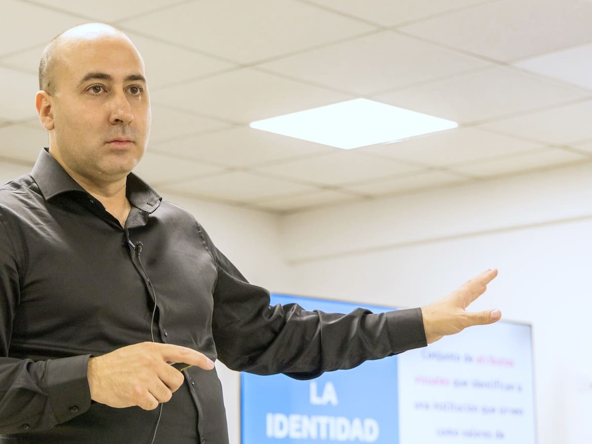Desinformación y “campañas del terror”: Los métodos del asesor digital vinculado a la ultraderecha regional