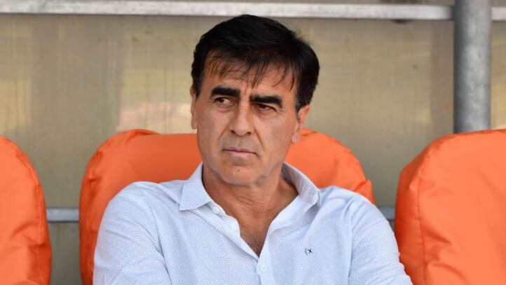 Gustavo Quinteros reconoce que Colo Colo llega "disminuido" ante Ñublense: "Empezamos con jugadores que llegaron tarde y lesionados"