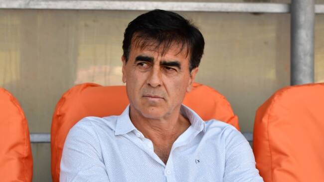 Gustavo Quinteros reconoce que Colo Colo llega "disminuido" ante Ñublense: "Empezamos con jugadores que llegaron tarde y lesionados"