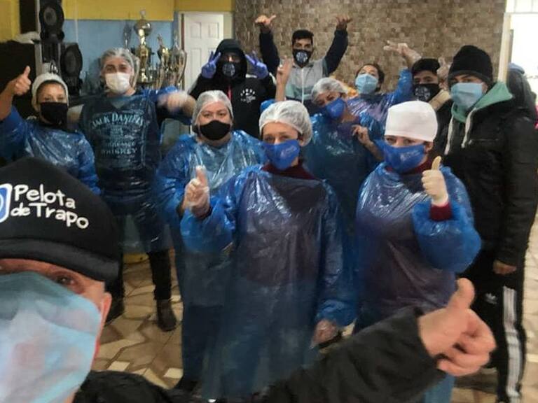 «Todo suma: nuestro ADN es ayudar»: Fundación «Pelota de Trapo» dejó la cancha para ir en ayuda de vecinos