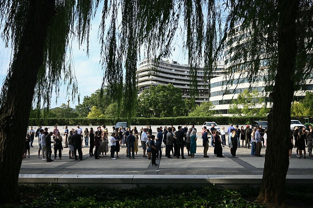 Getty Images | La gente haciendo fila frente al Kennedy Center para una vigilia de honor a Charlie Kirk.