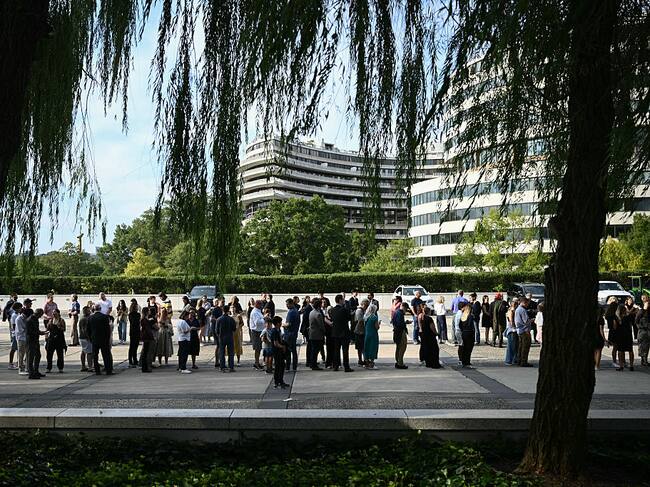 Getty Images | La gente haciendo fila frente al Kennedy Center para una vigilia de honor a Charlie Kirk.