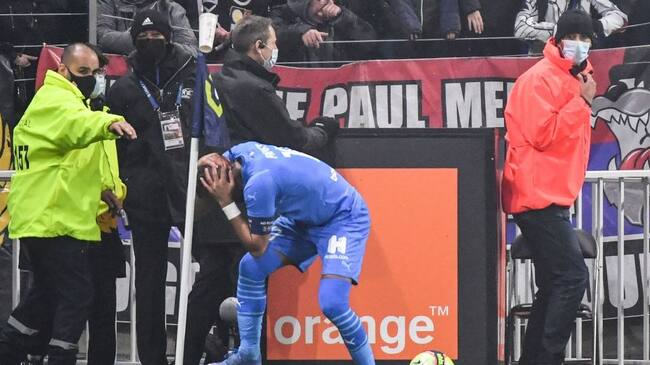 Marsella-Lyon, suspendido tras apenas 4 minutos por botellazo a un jugador