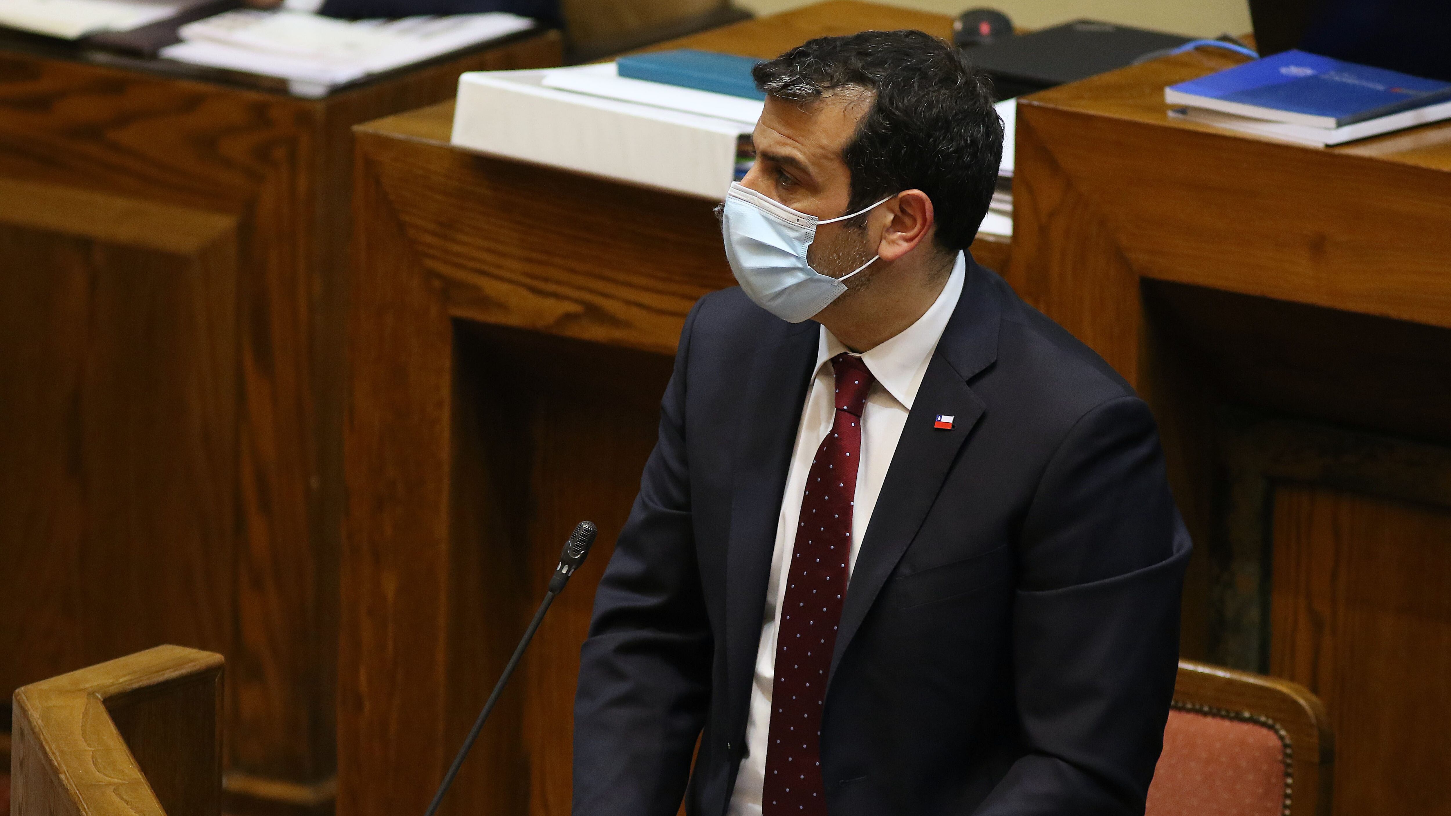 Delgado en interpelación: "Chile tiene un sueldo mínimo que es atractivo"