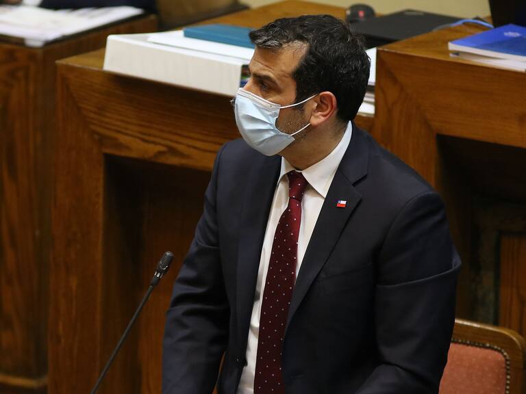 Delgado en interpelación: "Chile tiene un sueldo mínimo que es atractivo"