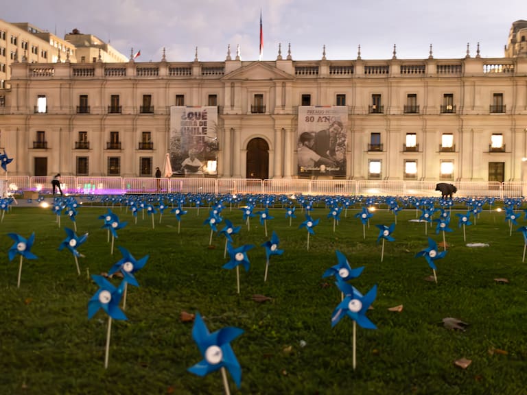 Este es el motivo por el que más de 4 mil remolinos azules adornan el frontis del Palacio de La Moneda