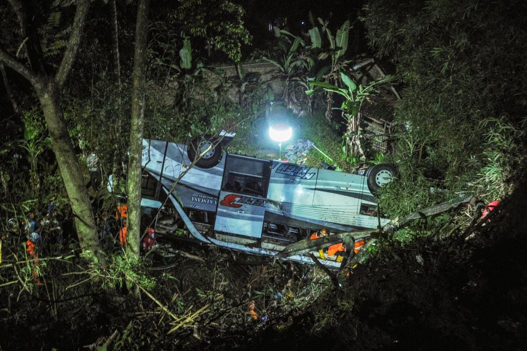 El bus volcado en los alrededores de la ciudad de Sumedang