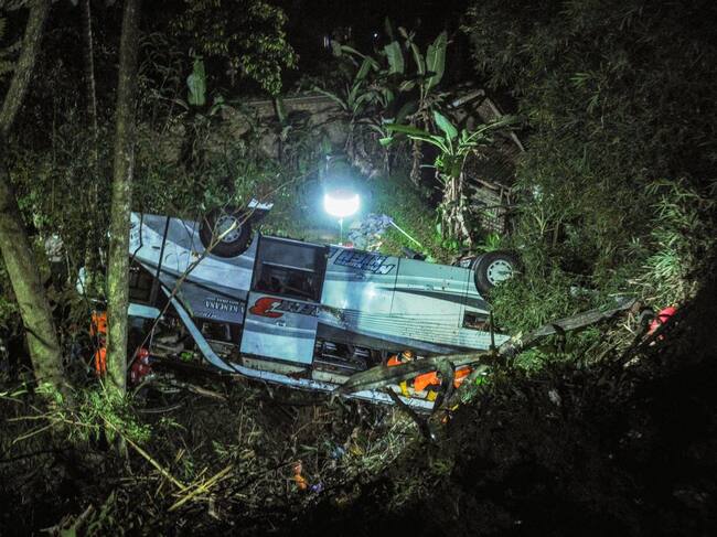 El bus volcado en los alrededores de la ciudad de Sumedang