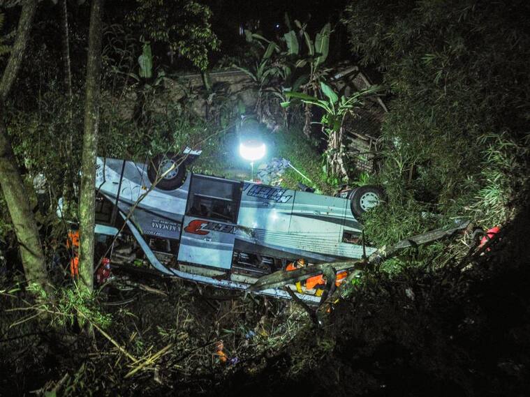 El bus volcado en los alrededores de la ciudad de Sumedang