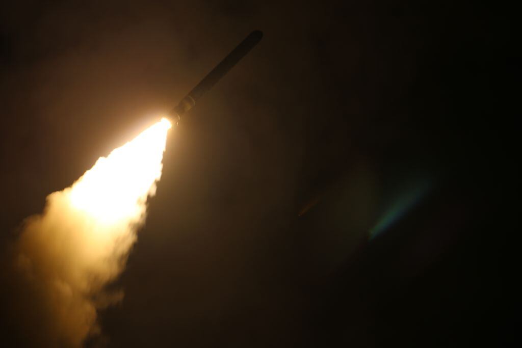 Imagen de un misil guiado tierra-aire es lanzado desde una plataforma militar.