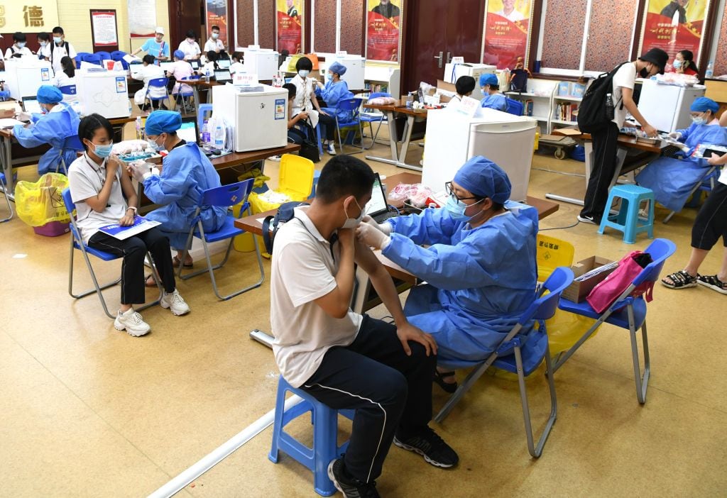 Estudiantes reciben la vacuna contra el Covid-19 en Fujian