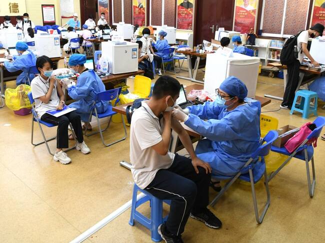Estudiantes reciben la vacuna contra el Covid-19 en Fujian