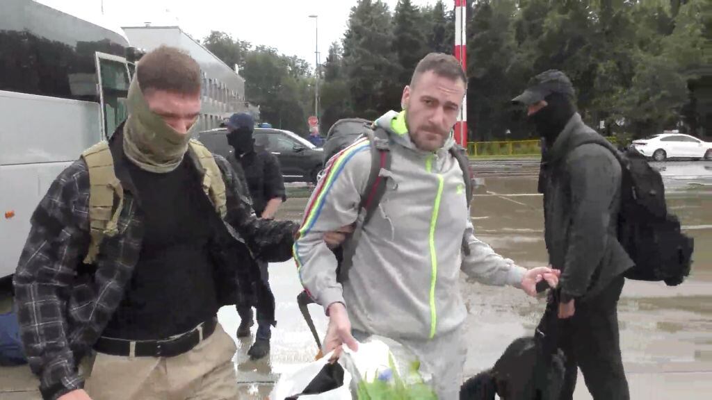 Miembros de la agencia de inteligencia de Turquía desarrollan un amplio operativo de intercambio de prisioneros en un aeropuerto de Ankara.
