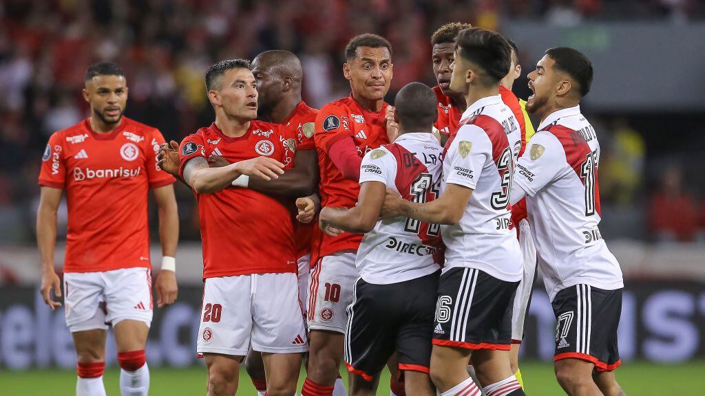 PORTO ALEGRE, BRAZIL - AUGUST 08: Alan Patrick (C) of Internacional argues with Nicolás De La Cruz of River Plate during a Copa CONMEBOL Libertadores 2023 round of sixteen second leg match between Internacional and River Plate at Beira-Rio Stadium on August 08, 2023 in Porto Alegre, Brazil. (Photo by Pedro Tesch/Getty Images)