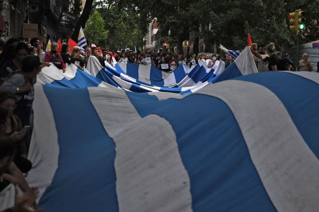 Bandera de Uruguay en medio de protesta contra la dictadura militar