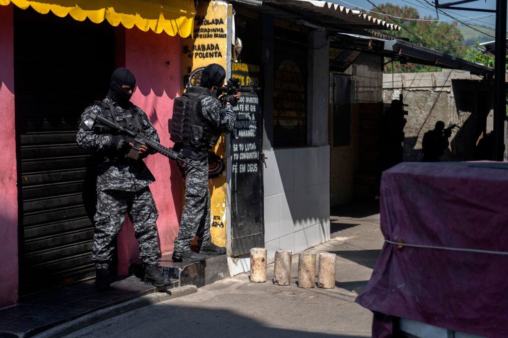 Policías armados en operativo en un barrio de Río de Janeiro