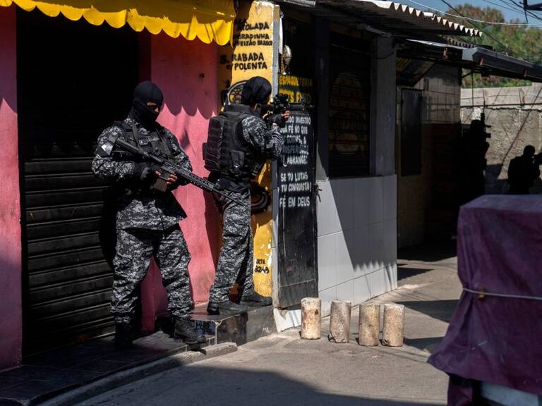 Policías armados en operativo en un barrio de Río de Janeiro