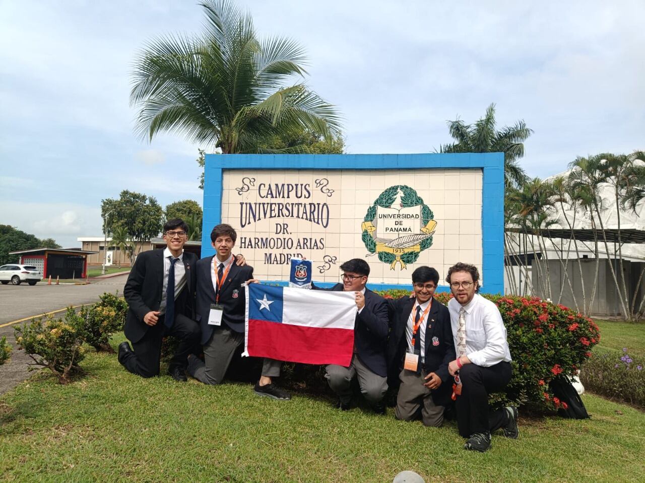 Estudiantes del Instituto Nacional destacan en Mundial de Debate en Panamá 2024